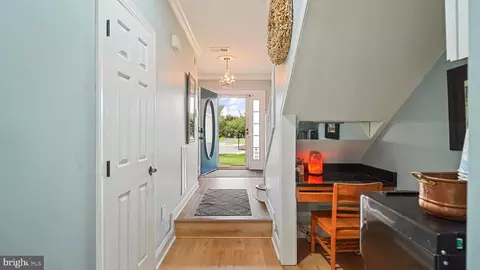 Entry Way - 2808 Klein Ct, Crofton, MD 21114 photo 2 of 7