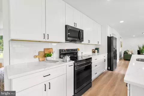 Kitchen - 732 Mallard Dr, Deale, MD 20751 photo 3 of 4