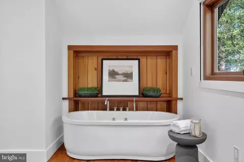 Bath - 3030 Edgewater Dr, Edgewater, MD 21037 photo 2 of 4