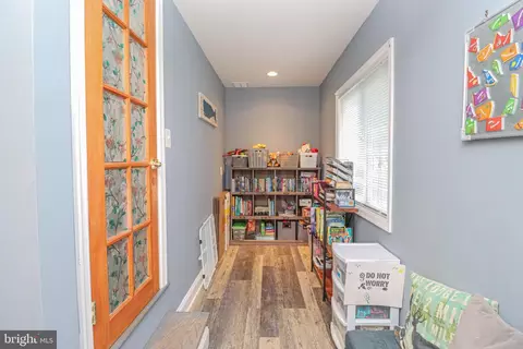 Entry Way - 427 Magnolia Dr, Edgewater, MD 21037 photo 4 of 6
