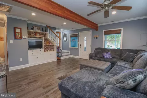 Entry Way - 427 Magnolia Dr, Edgewater, MD 21037 photo 3 of 6