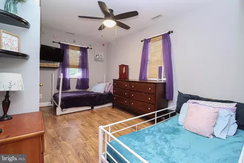 Bedroom - 427 Magnolia Dr, Edgewater, MD 21037 photo 4 of 7