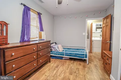 Bedroom - 427 Magnolia Dr, Edgewater, MD 21037 photo 5 of 7