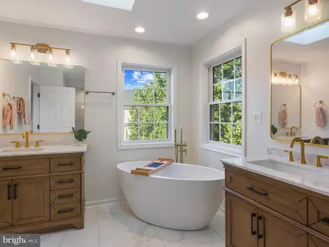Bath - 1612 Winesapp Dr, Odenton, MD 21113 photo 1 of 5