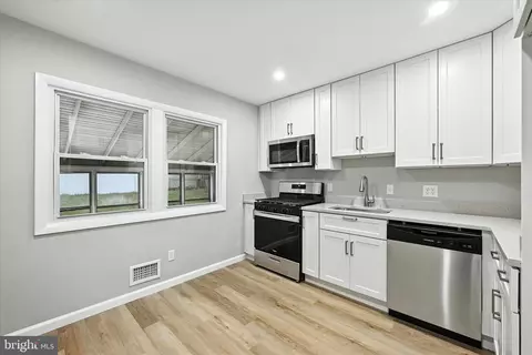 Kitchen - 120 Cedar Hill Rd, Baltimore, MD 21225 photo 2 of 2