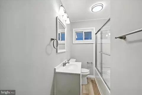 Bath - 120 Cedar Hill Rd, Baltimore, MD 21225 photo 1 of 2
