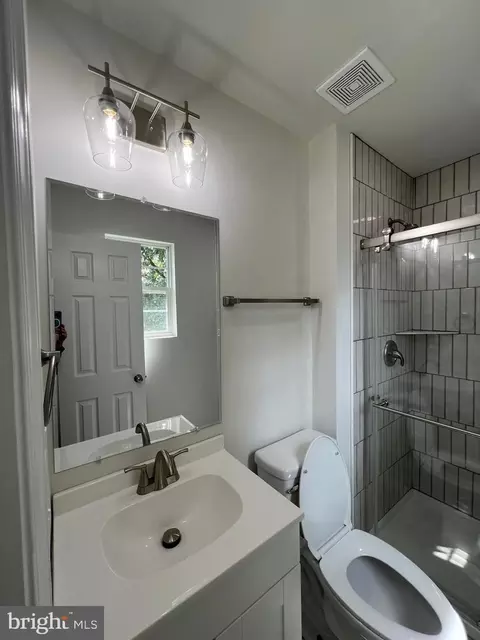 Bath - 997 11th St, Pasadena, MD 21122 photo 3 of 6
