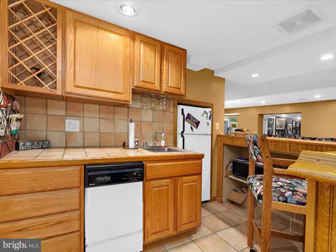 Kitchen - 2002 Mckinnon Ln, Pasadena, MD 21122 photo 4 of 5