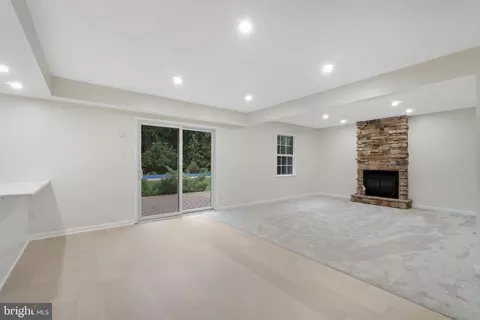Living - 7906 Whites Cove Rd, Pasadena, MD 21122 photo 5 of 7