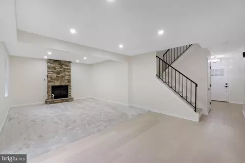 Living - 7906 Whites Cove Rd, Pasadena, MD 21122 photo 6 of 7