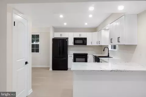 Entry Way - 7906 Whites Cove Rd, Pasadena, MD 21122 photo 1 of 3