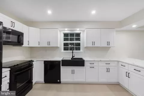 Kitchen - 7906 Whites Cove Rd, Pasadena, MD 21122 photo 1 of 2