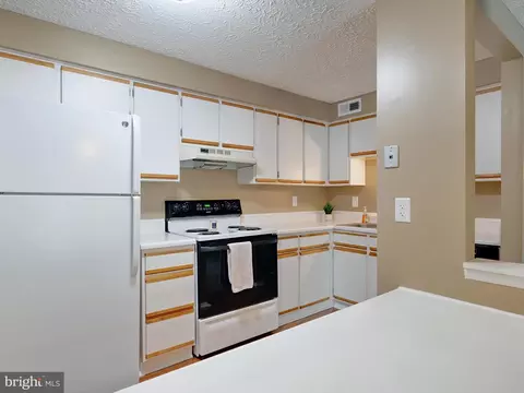 Kitchen - 8048 M Abbey Ct #M, Pasadena, MD 21122 photo 2 of 4