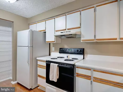 Kitchen - 8048 M Abbey Ct #M, Pasadena, MD 21122 photo 3 of 4