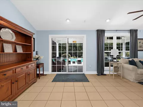 Entry Way - 8427 Turnhouse Ct, Pasadena, MD 21122 photo 4 of 6
