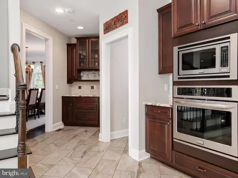 Entry Way - 5741 Nutwell Sudley Rd, Deale, MD 20751 photo 4 of 9