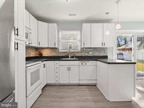 Kitchen - 7723 W Shore Rd, Pasadena, MD 21122 photo 2 of 5