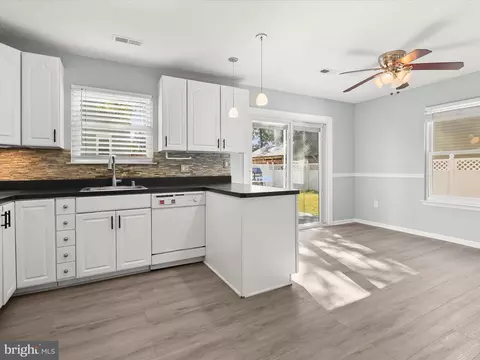 Kitchen - 7723 W Shore Rd, Pasadena, MD 21122 photo 4 of 5
