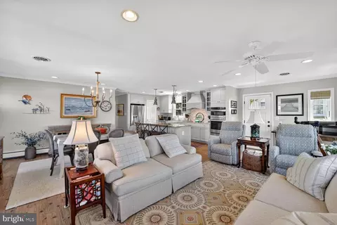 Living - 1663 Cliff Dr, Edgewater, MD 21037 photo 6 of 7