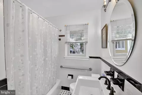 Bath - 1663 Cliff Dr, Edgewater, MD 21037 photo 2 of 2