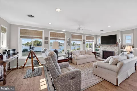 Living - 1663 Cliff Dr, Edgewater, MD 21037 photo 4 of 7