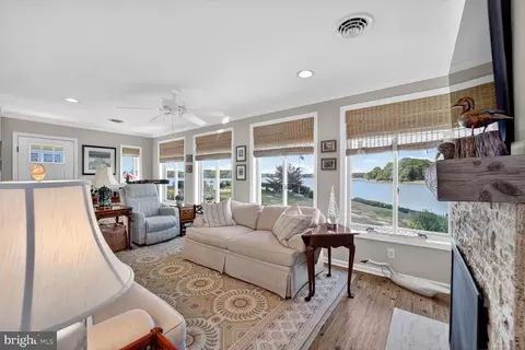 Living - 1663 Cliff Dr, Edgewater, MD 21037 photo 5 of 7