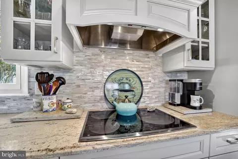 Kitchen - 1663 Cliff Dr, Edgewater, MD 21037 photo 5 of 6