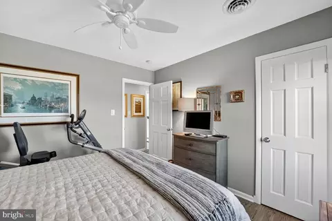 Bedroom - 1663 Cliff Dr, Edgewater, MD 21037 photo 4 of 4