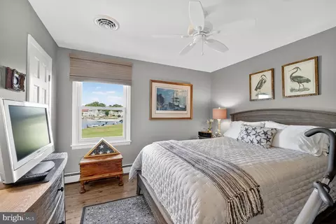 Bedroom - 1663 Cliff Dr, Edgewater, MD 21037 photo 3 of 4