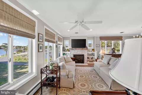 Living - 1663 Cliff Dr, Edgewater, MD 21037 photo 2 of 7