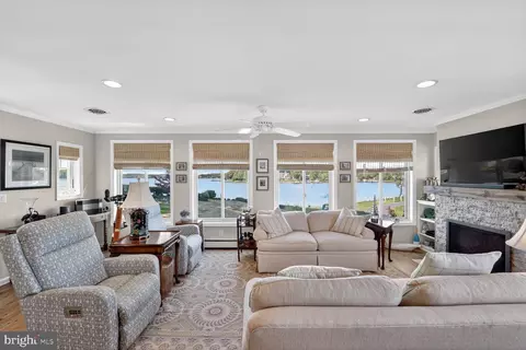 Living - 1663 Cliff Dr, Edgewater, MD 21037 photo 3 of 7