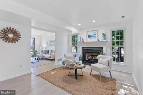 Living - 1543 Lee Way, Edgewater, MD 21037 photo 3 of 4