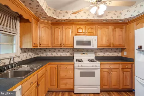 8261 Spring Knoll Dr, Pasadena, MD 21122 photo 15