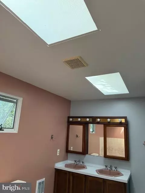 Bath - 513 Sunset Knoll Rd, Pasadena, MD 21122 photo 1 of 3