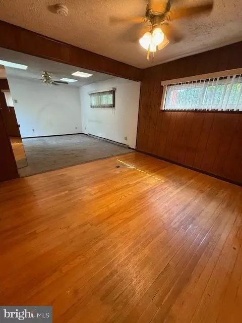Living - 513 Sunset Knoll Rd, Pasadena, MD 21122 photo 2 of 3