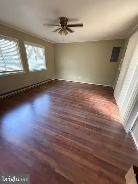 Living - 513 Sunset Knoll Rd, Pasadena, MD 21122 photo 3 of 3