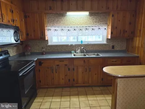 Entry Way - 513 Sunset Knoll Rd, Pasadena, MD 21122 photo 2 of 5