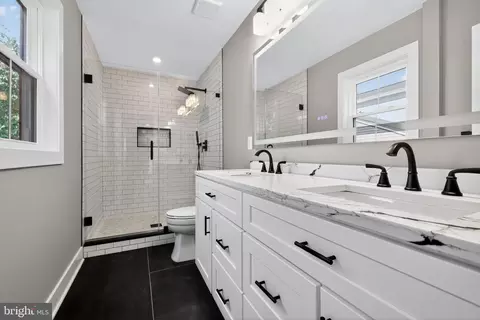 Bath - 1 Tucker St, Annapolis, MD 21401 photo 2 of 2