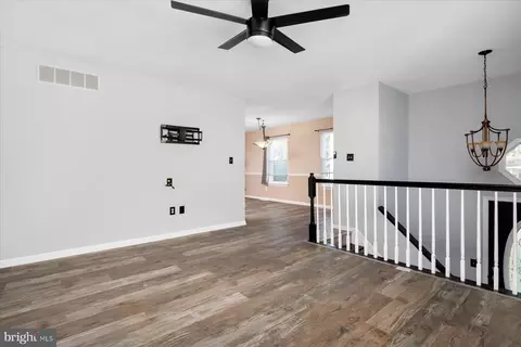 Entry Way - 7833 E Shore Rd, Pasadena, MD 21122 photo 1 of 3
