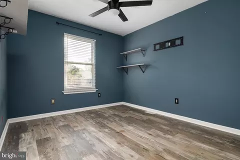 Entry Way - 7833 E Shore Rd, Pasadena, MD 21122 photo 3 of 3