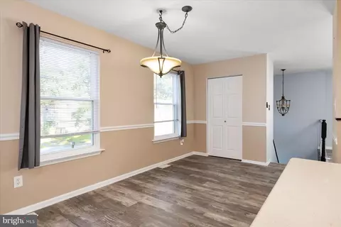 Entry Way - 7833 E Shore Rd, Pasadena, MD 21122 photo 2 of 3