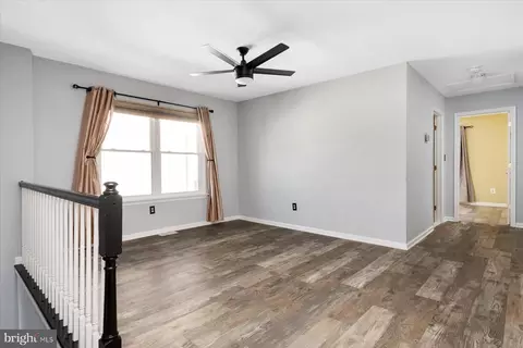 Living - 7833 E Shore Rd, Pasadena, MD 21122 photo 2 of 2