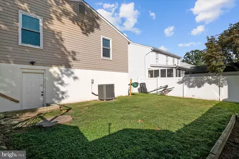 Exterior - 7833 E Shore Rd, Pasadena, MD 21122 photo 5 of 10