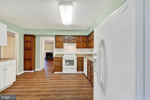 Entry Way - 1012 Mastline Dr, Annapolis, MD 21401 photo 4 of 8