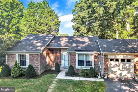 Exterior - 1012 Mastline Dr, Annapolis, MD 21401 photo 7 of 15