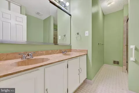 Bath - 1012 Mastline Dr, Annapolis, MD 21401 photo 1 of 3