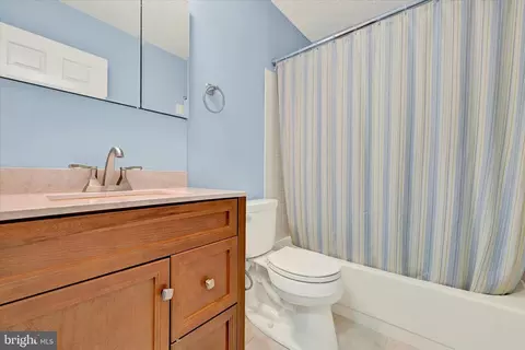 Bath - 1012 Mastline Dr, Annapolis, MD 21401 photo 2 of 3