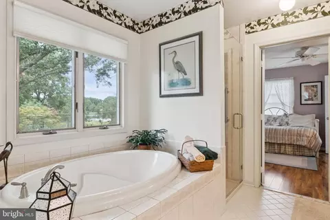 Bath - 968 Chesapeake Ave, Deale, MD 20751 photo 3 of 4