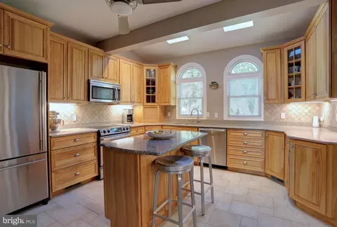 Kitchen - 8171 Bayside Dr, Pasadena, MD 21122 photo 4 of 4
