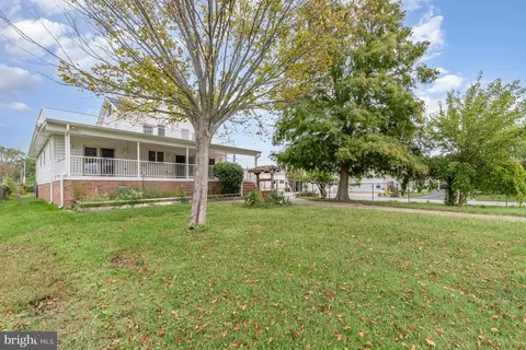 Exterior - 7862 Bodkin View Dr, Pasadena, MD 21122 photo 1 of 8